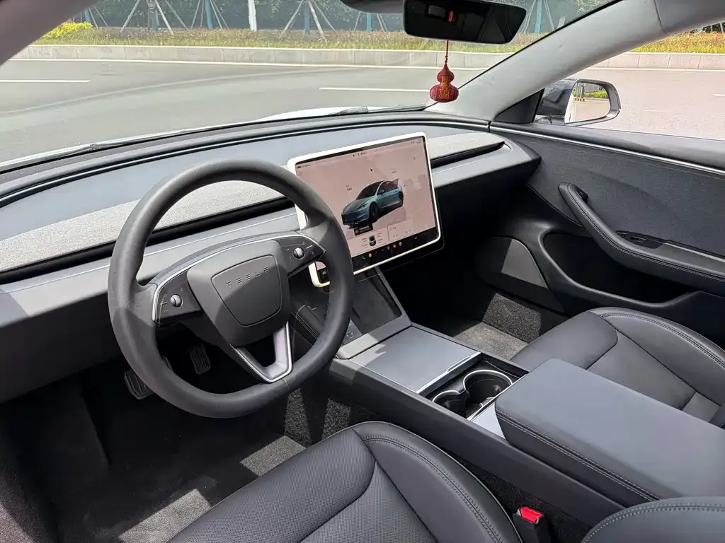 Tesla Model 3 — фото 4