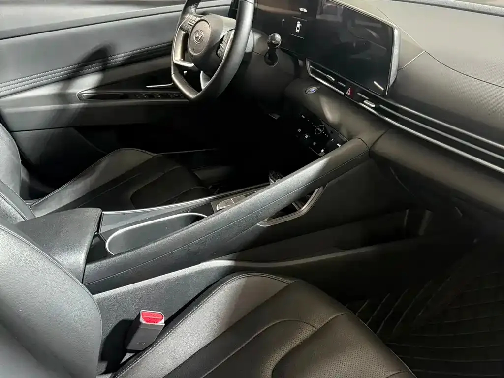 Hyundai Elantra — фото 8