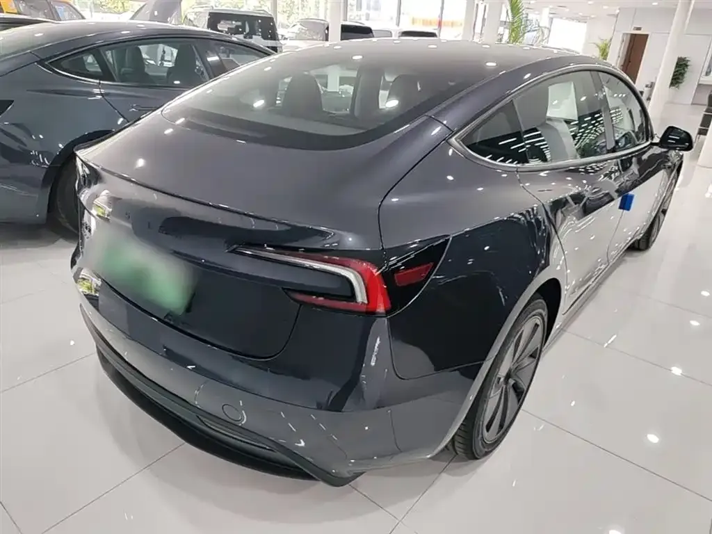 Tesla Model 3 — фото 7
