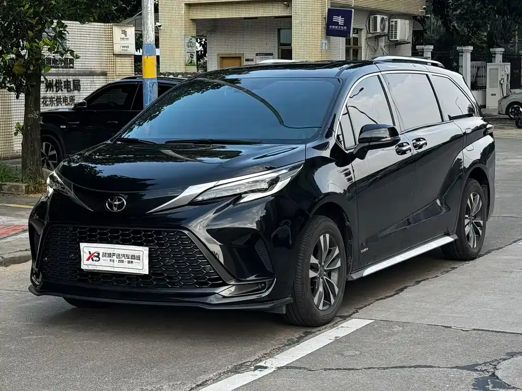 Toyota Granvia — фото 1