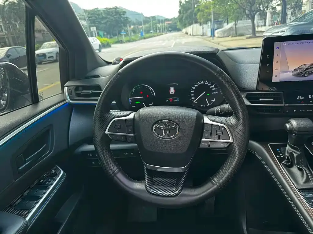 Toyota Granvia — фото 3