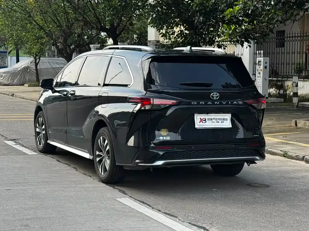 Toyota Granvia — фото 10