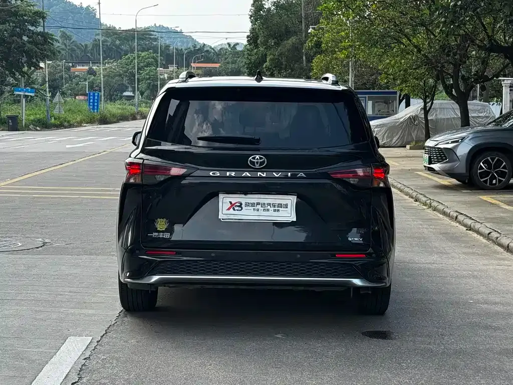 Toyota Granvia — фото 9