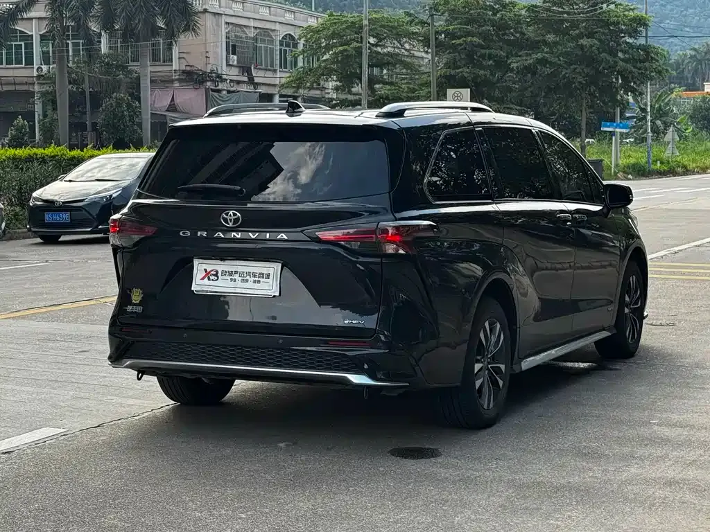 Toyota Granvia — фото 5