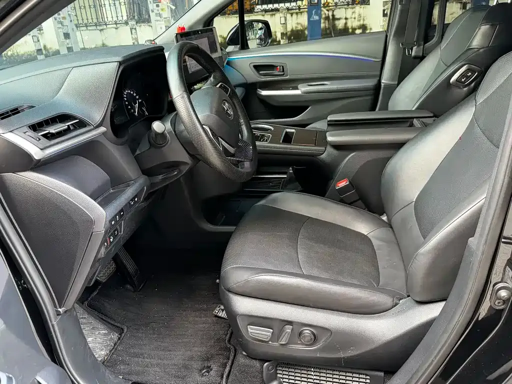 Toyota Granvia — фото 4