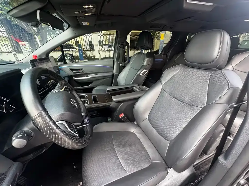 Toyota Granvia — фото 2