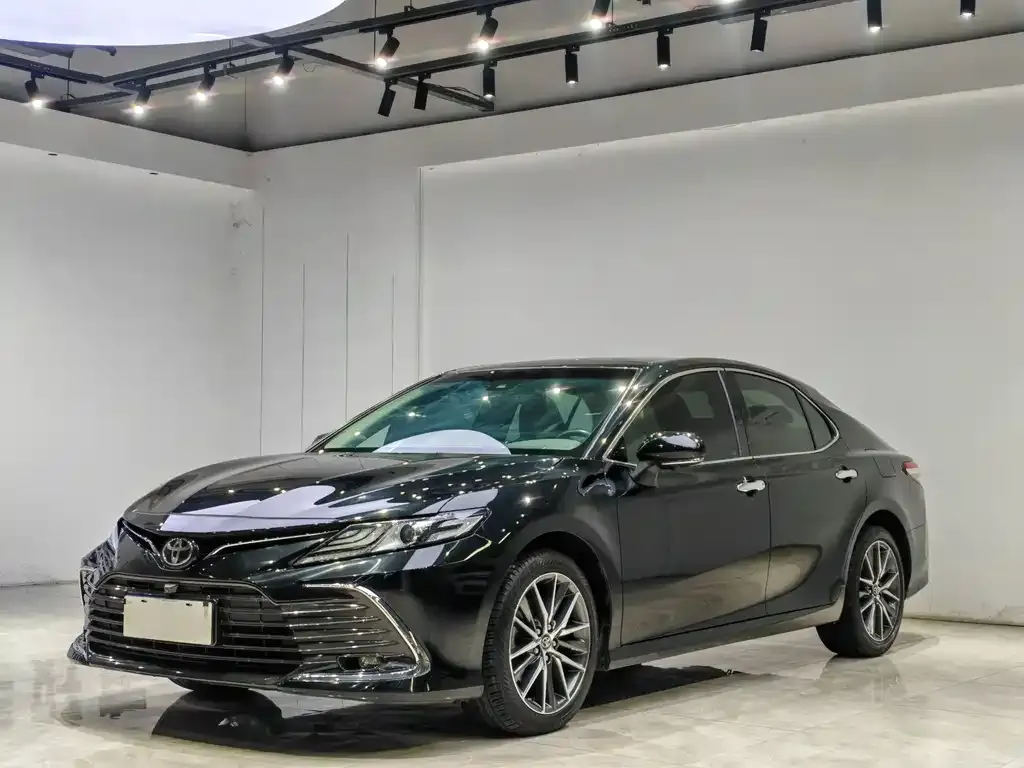 Toyota Camry — фото 1