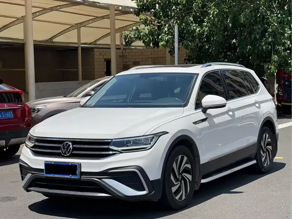 Volkswagen Tiguan L — фото 1