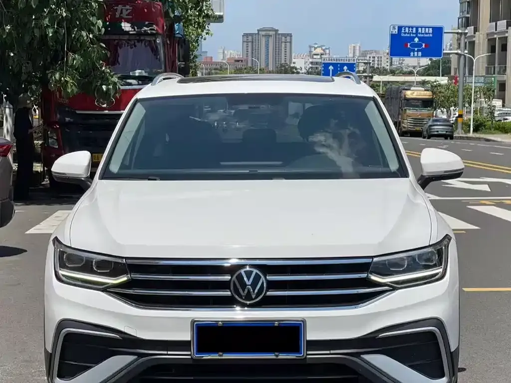 Volkswagen Tiguan L — фото 2