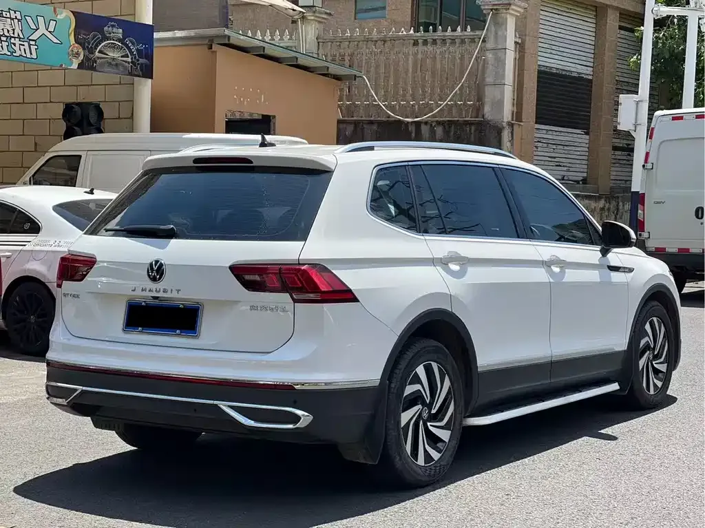 Volkswagen Tiguan L — фото 9