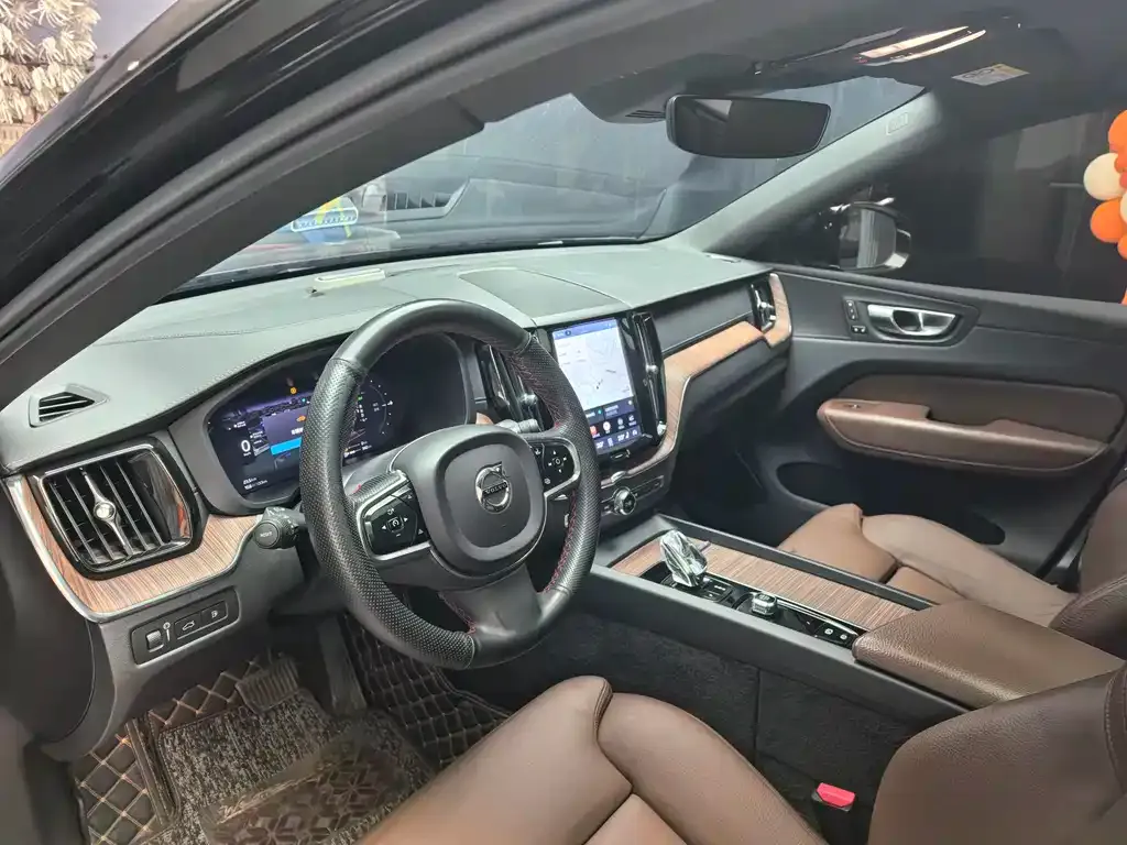 Volvo XC60 PHEV 2021 из CN, фото 2