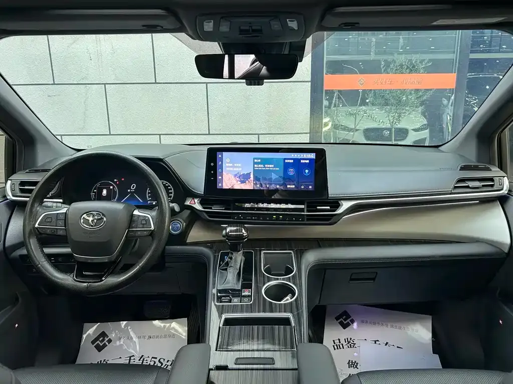Toyota Granvia — фото 6