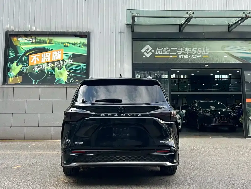 Toyota Granvia — фото 3