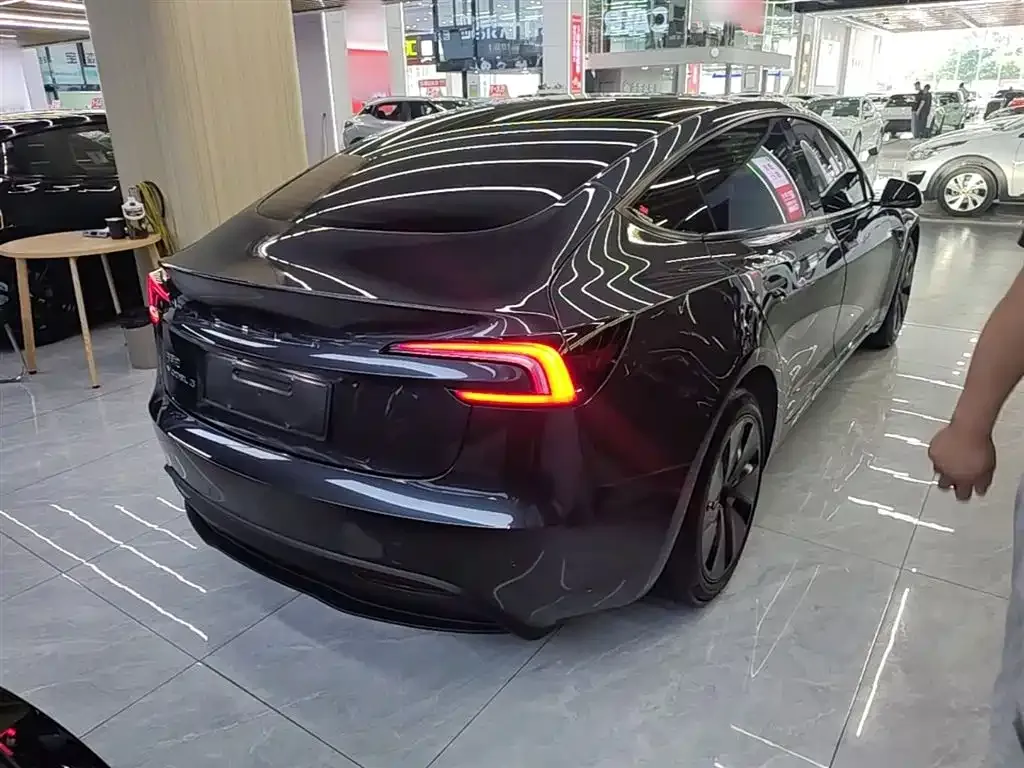 Tesla Model 3 — фото 9