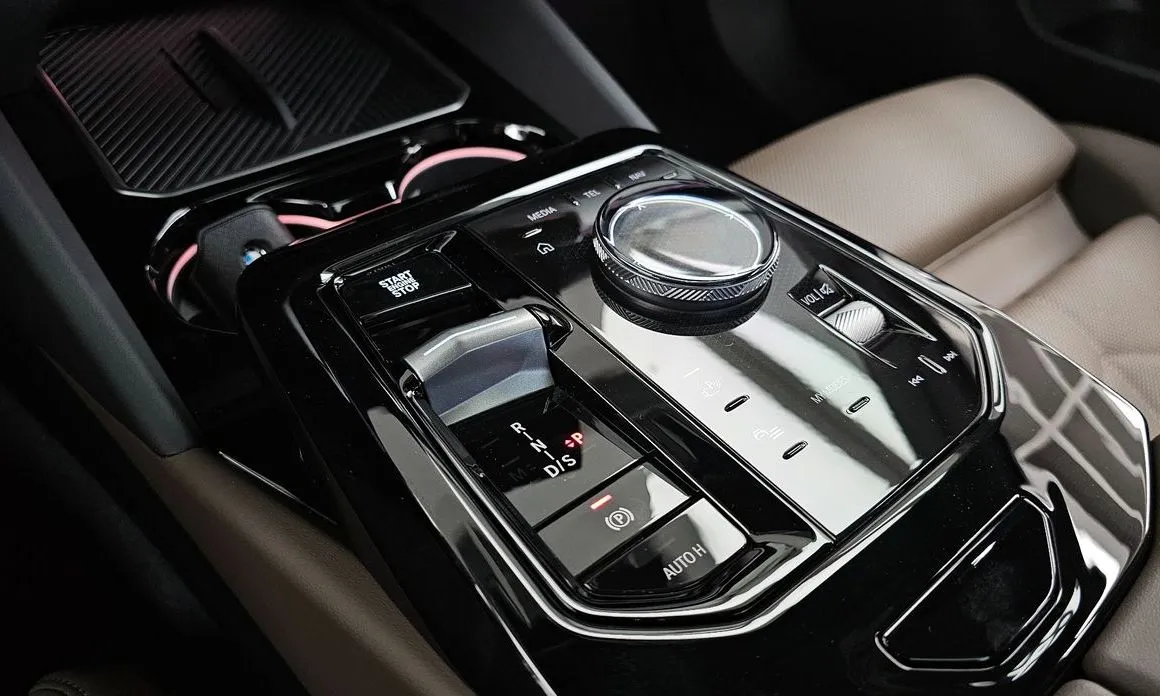 BMW 5-Series 2025 из KR, фото 10