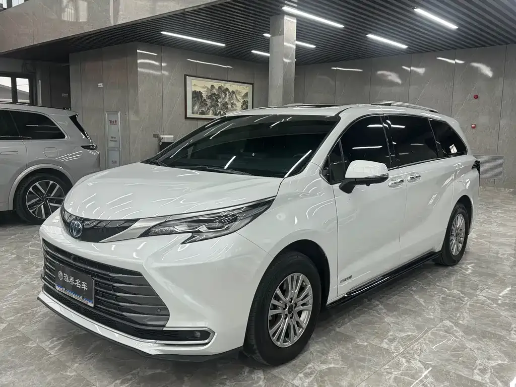 Toyota Sienna — фото 1