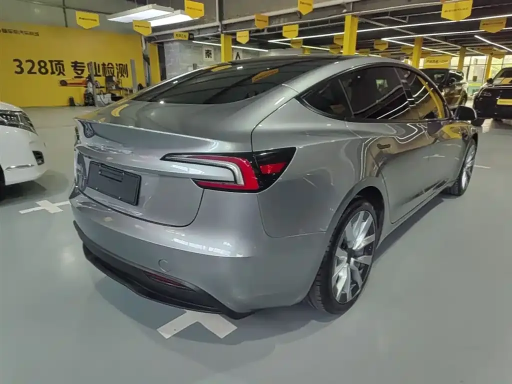 Tesla Model 3 — фото 9