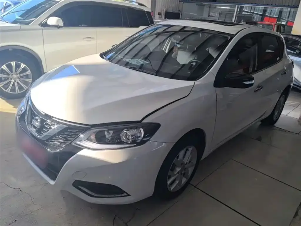 Nissan Tiida — фото 1