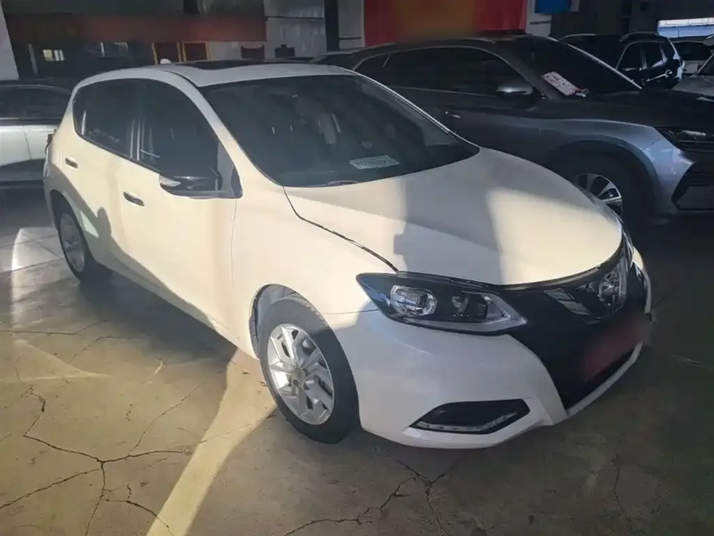 Nissan Tiida — фото 2