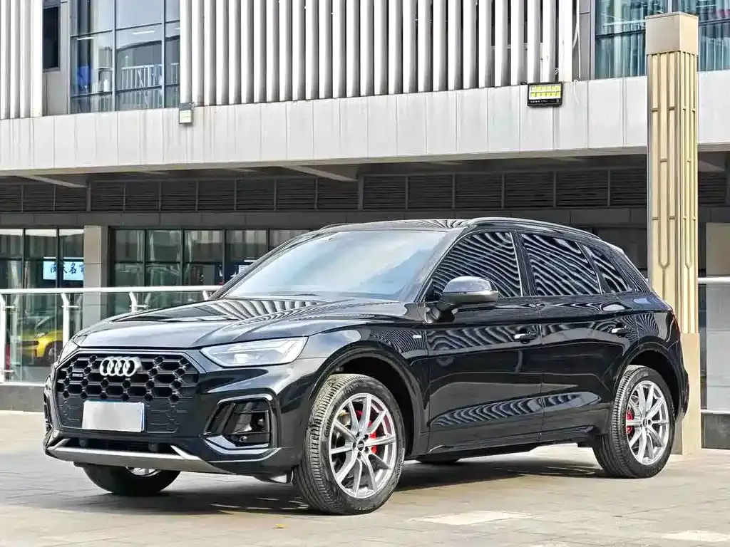 Audi Q5L — фото 1