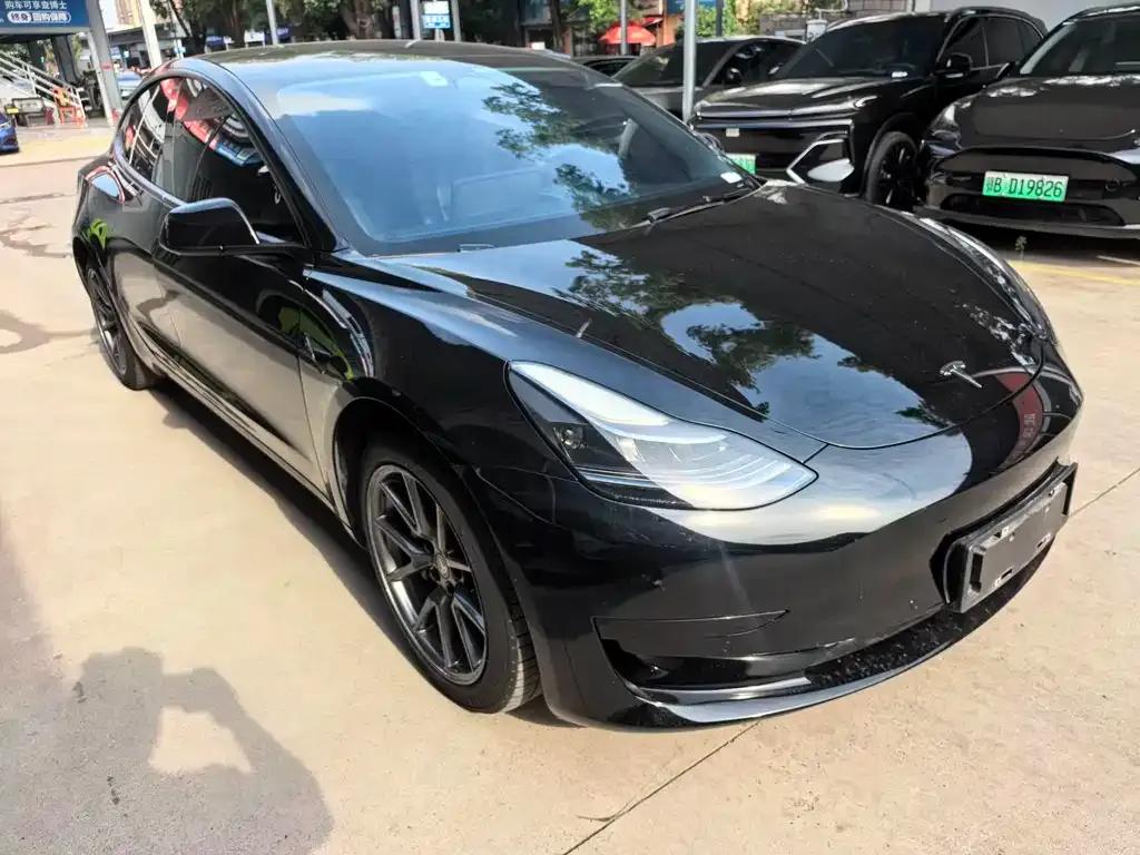 Tesla Model 3 — фото 1