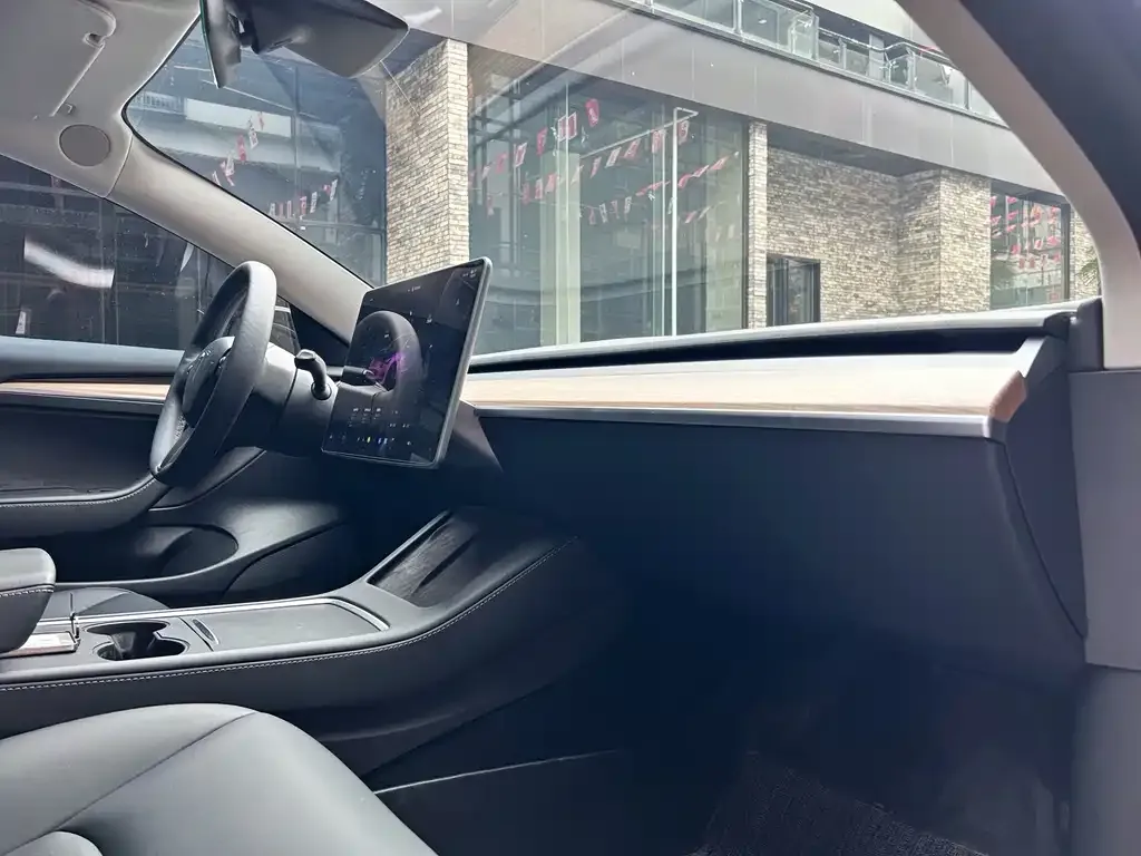 Tesla Model 3 — фото 10