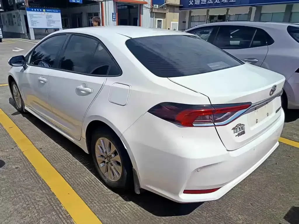 Toyota Corolla — фото 4