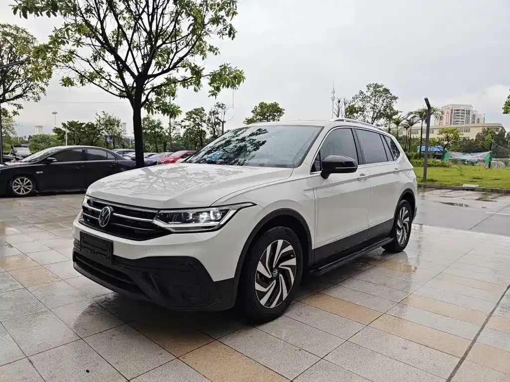 Volkswagen Tiguan L — фото 1