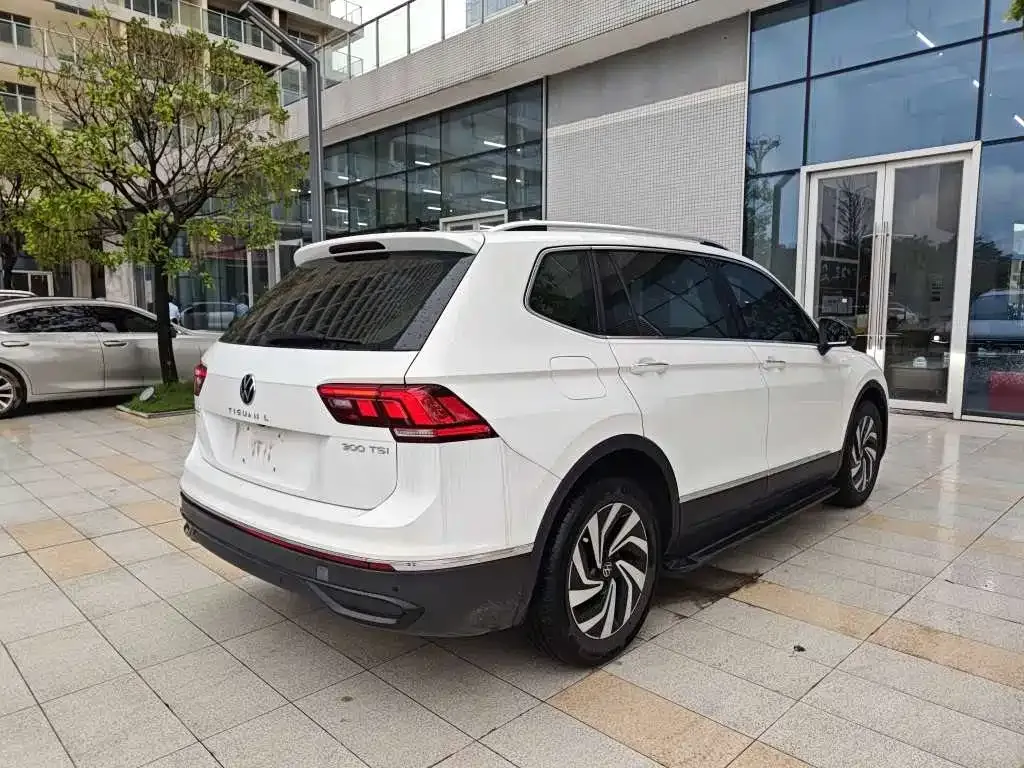 Volkswagen Tiguan L — фото 8