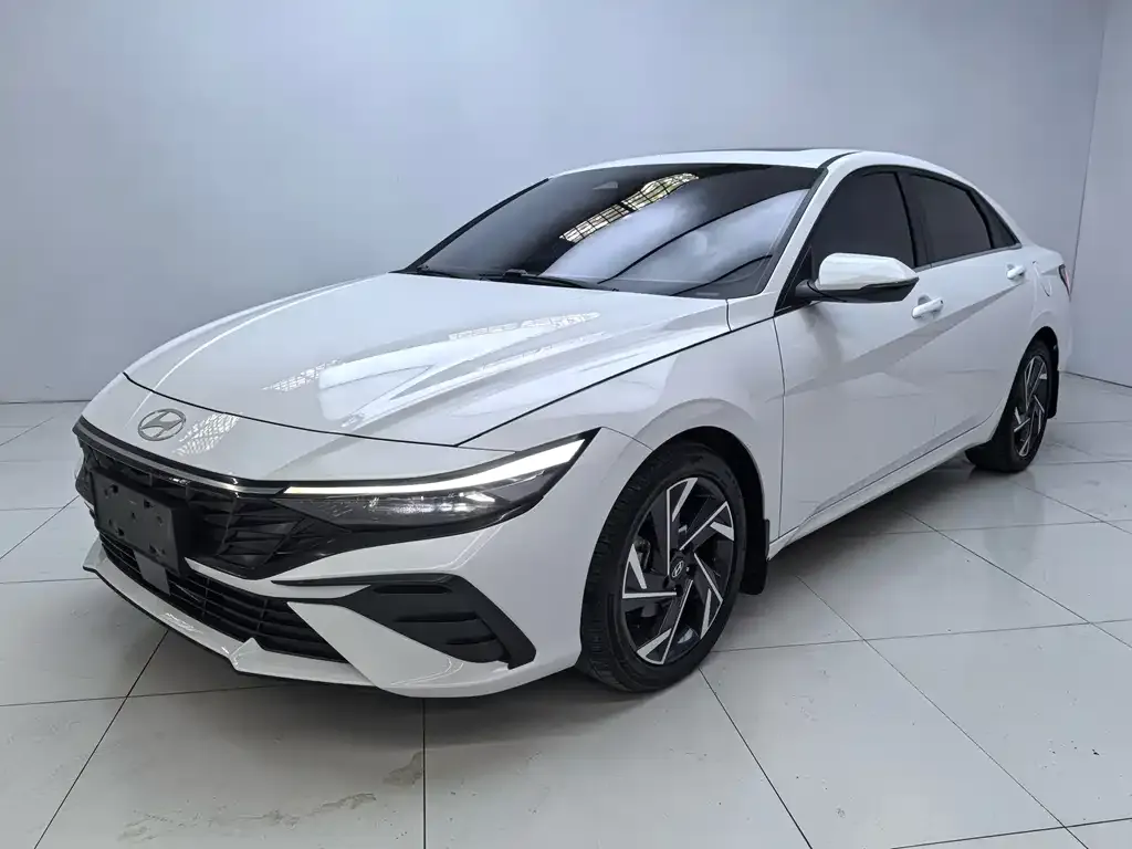 Hyundai Elantra — фото 1