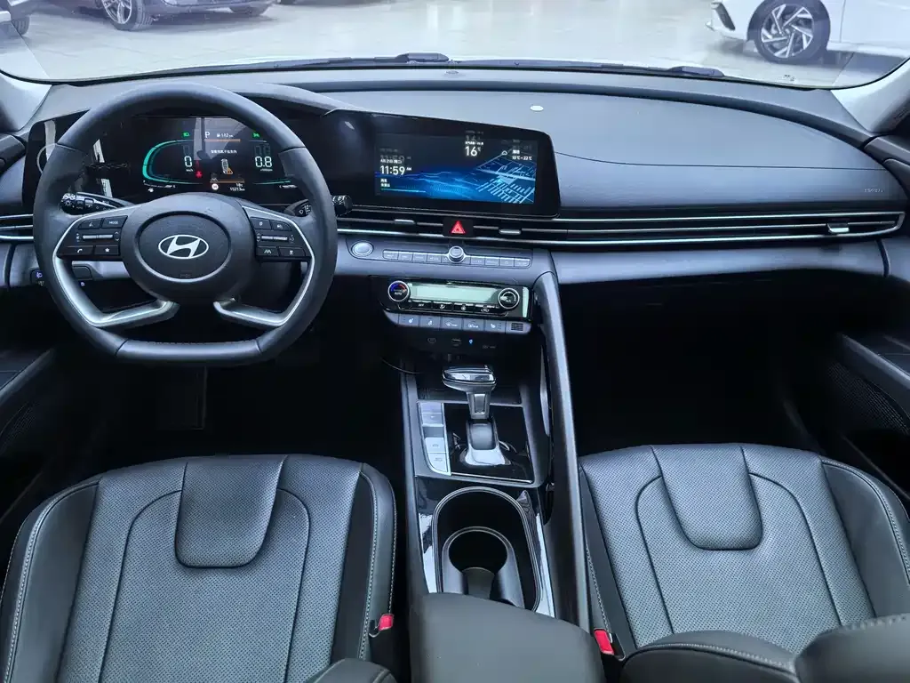 Hyundai Elantra — фото 7