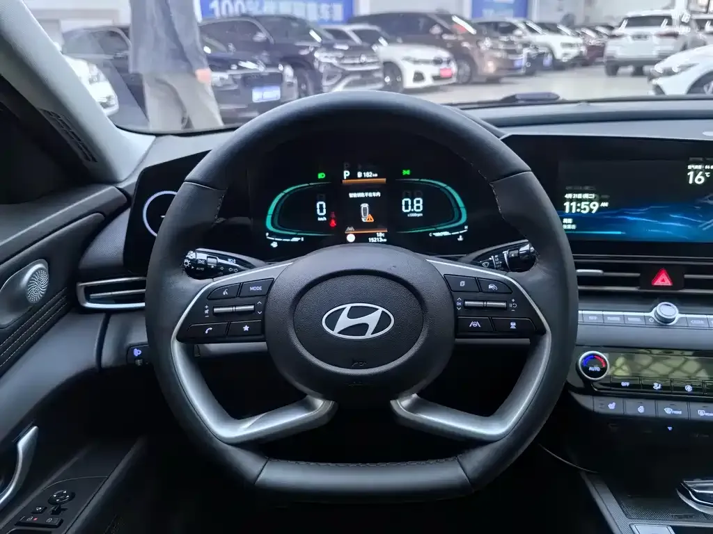 Hyundai Elantra — фото 5