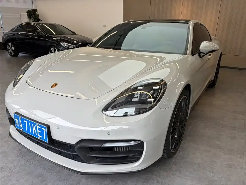 Porsche Panamera — фото 1