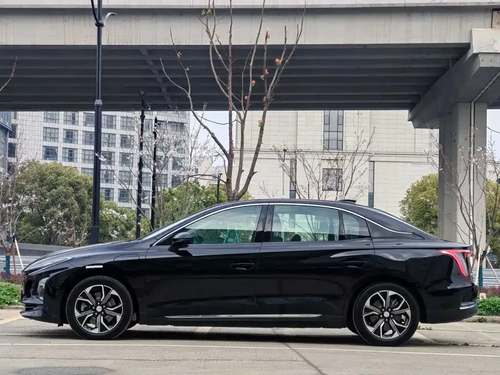 Hongqi E-QM5 — фото 4