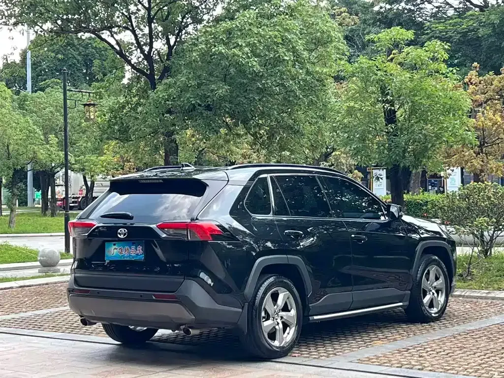 Toyota RAV4 — фото 6