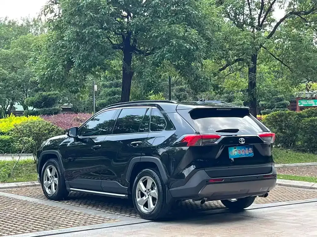 Toyota RAV4 — фото 10
