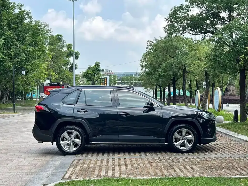 Toyota RAV4 — фото 8