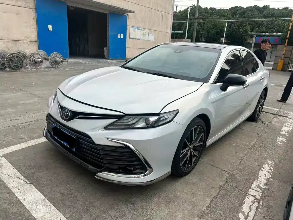 Toyota Camry — фото 1