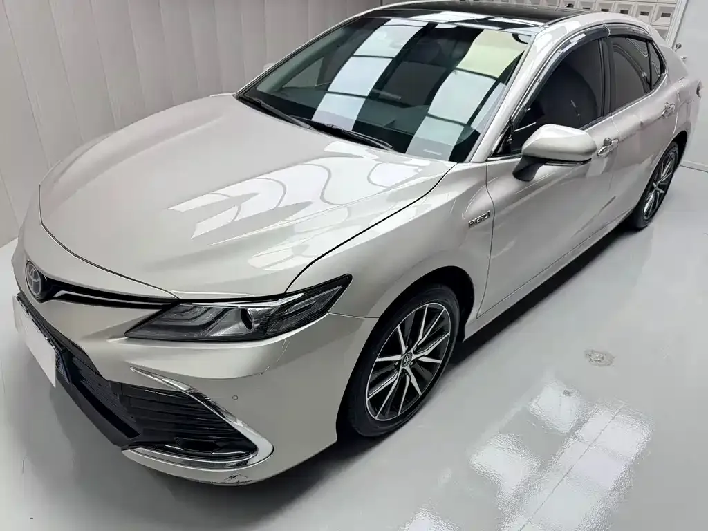 Toyota Camry — фото 1