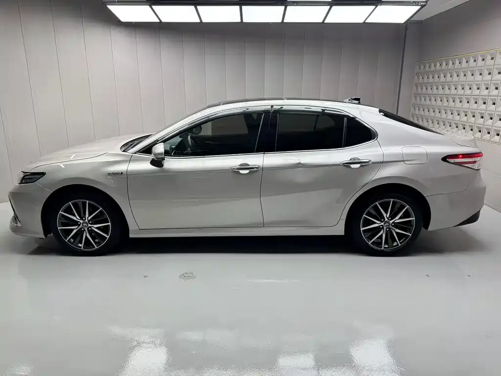 Toyota Camry — фото 3