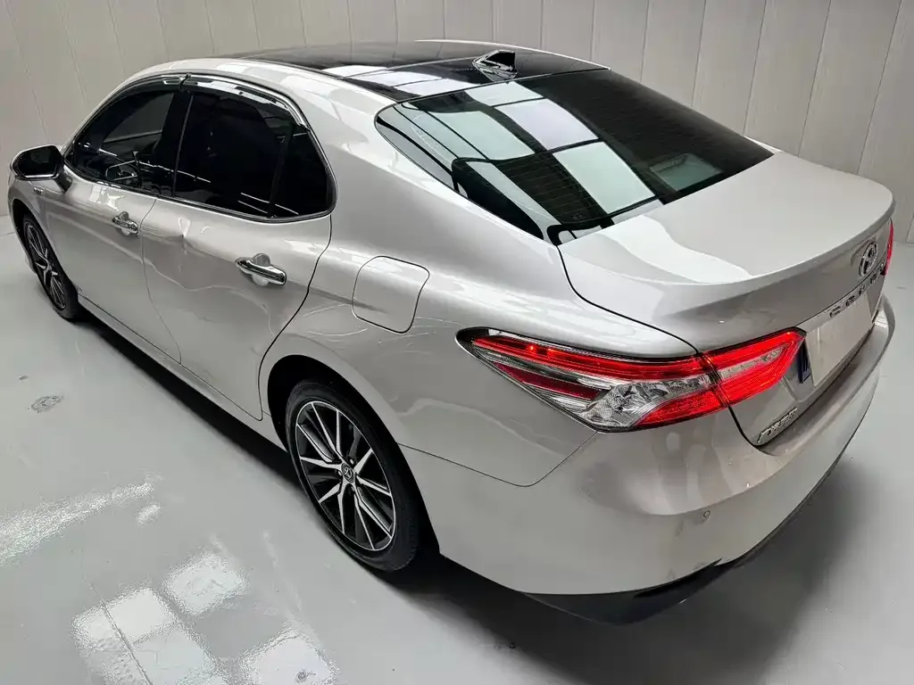 Toyota Camry — фото 8