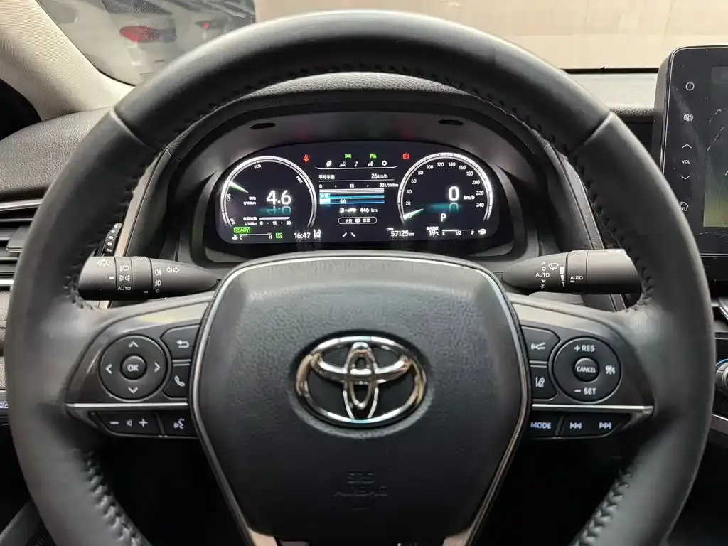 Toyota Camry — фото 4