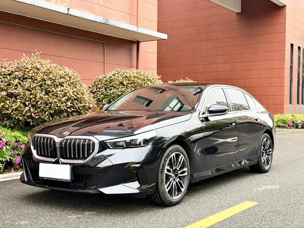 BMW 5 Series — фото 1