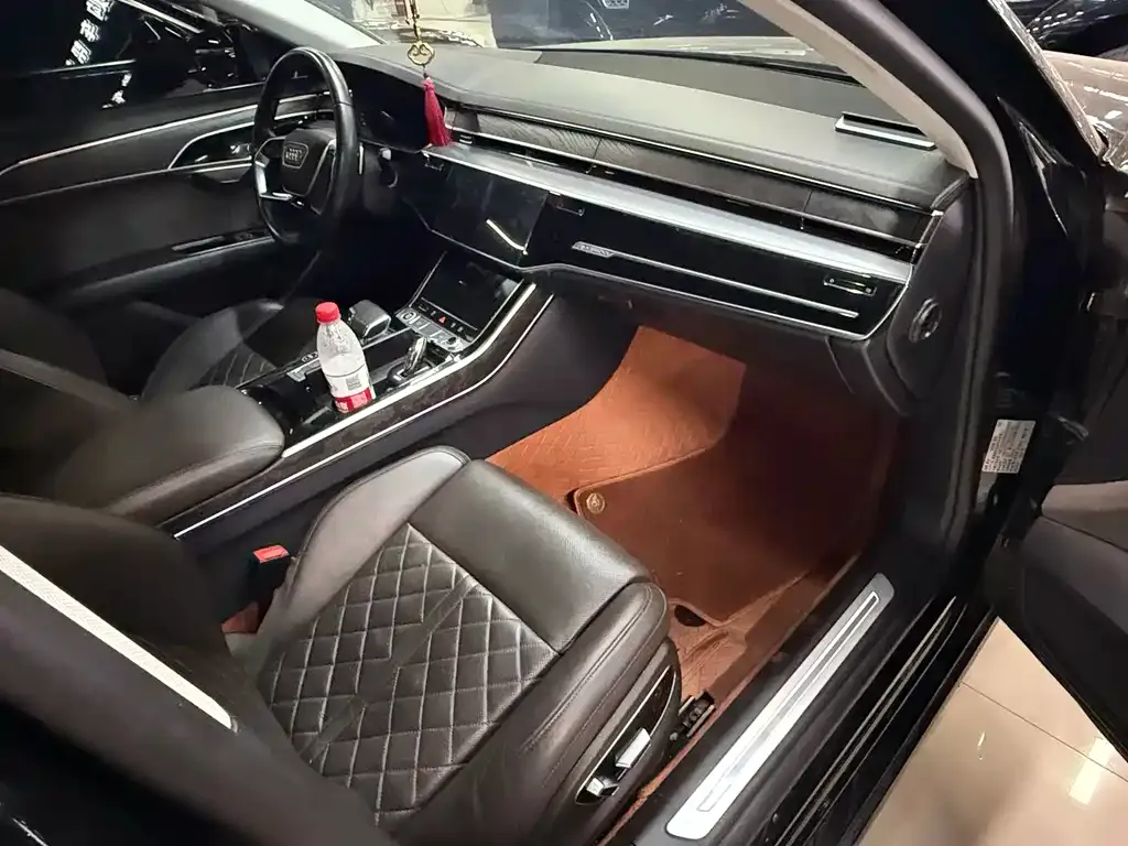 Audi A8 — фото 4