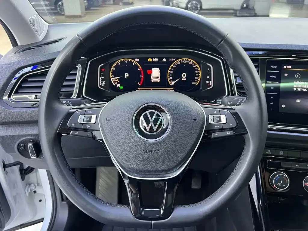 Volkswagen T-Roc — фото 6
