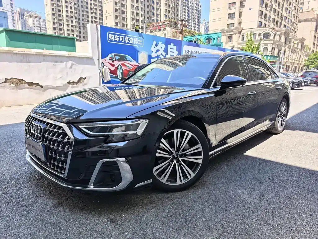 Audi A8 — фото 1