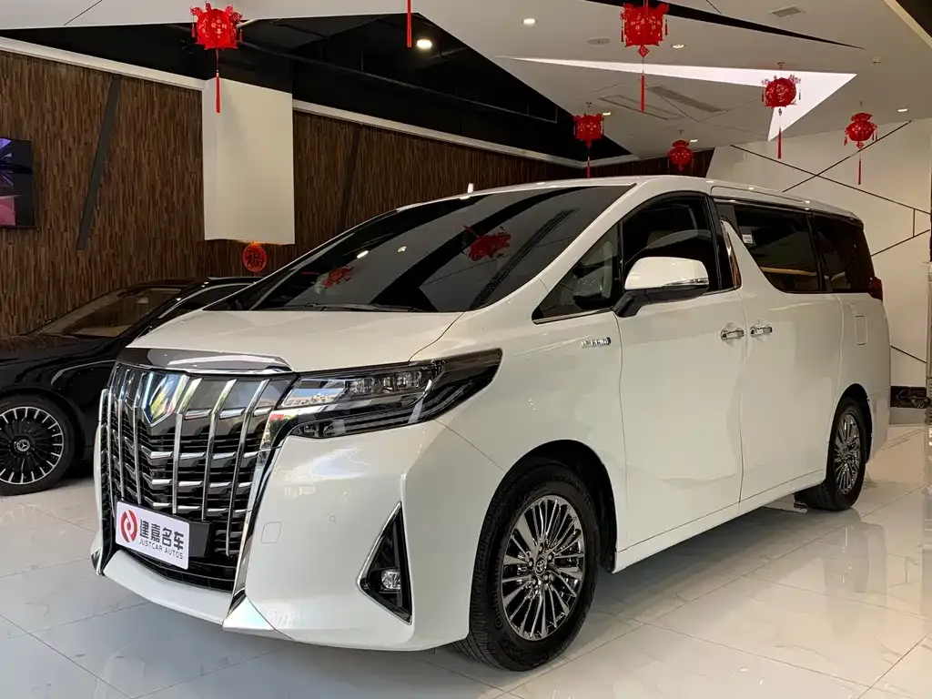 Toyota Alphard — фото 1