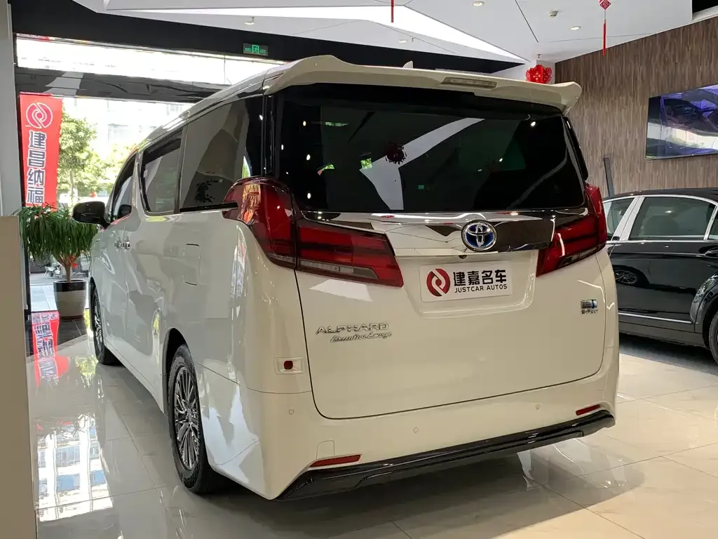 Toyota Alphard — фото 3