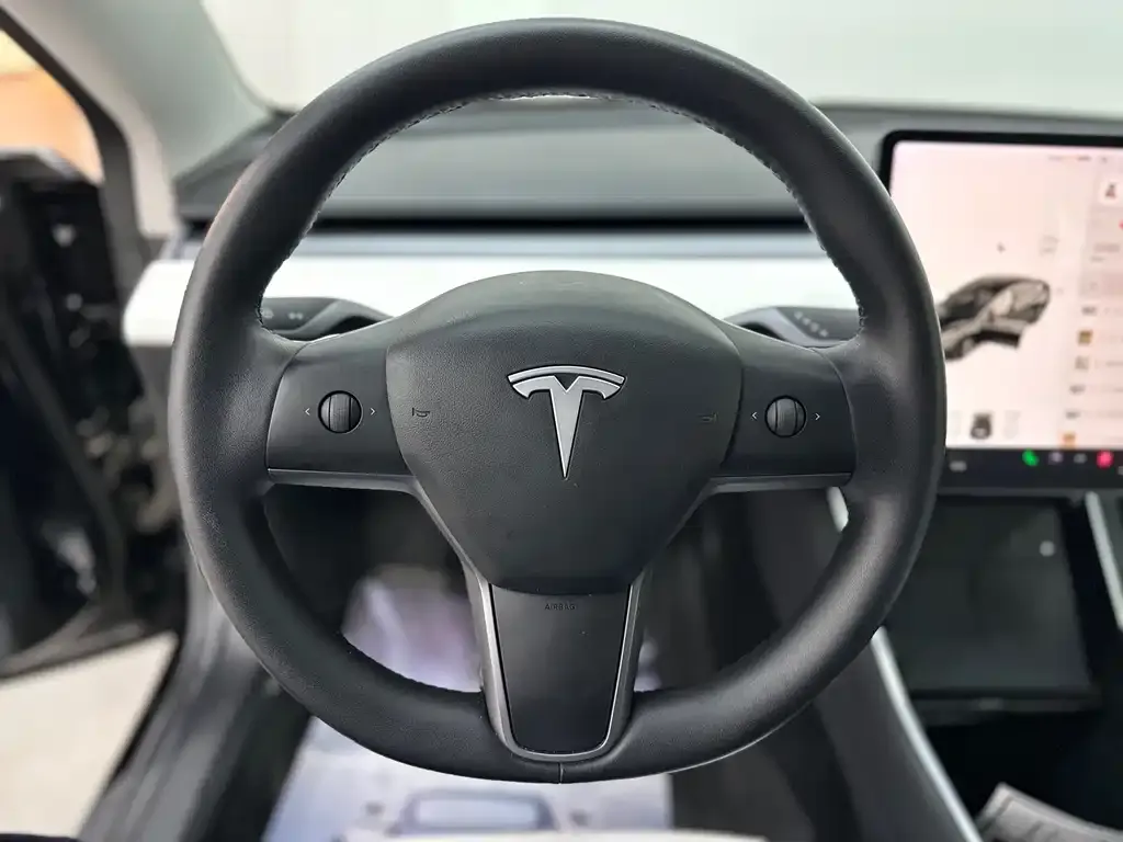 Tesla Model 3 — фото 7