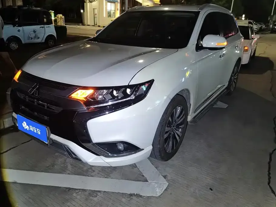 Mitsubishi Outlander — фото 1